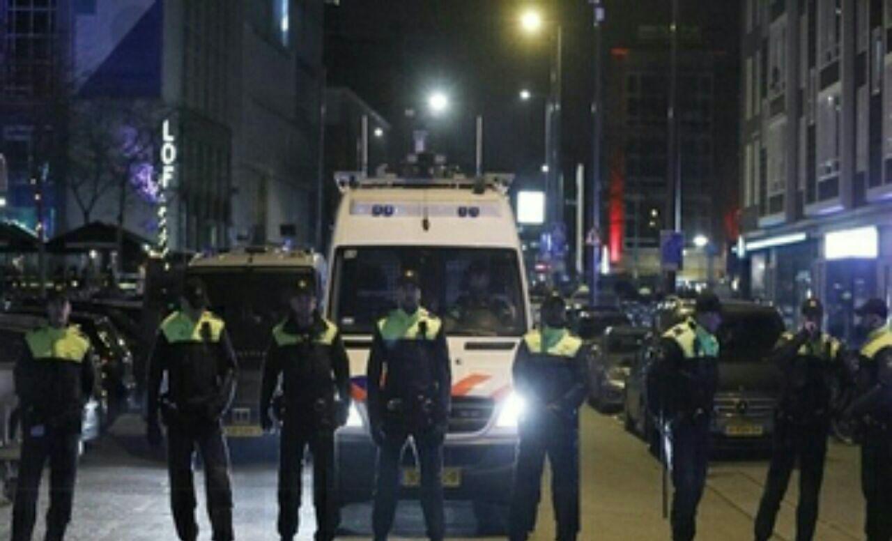 تصویر بازداشت ۲ نفر در هلند به اتهام تلاش برای حمله انتحاری