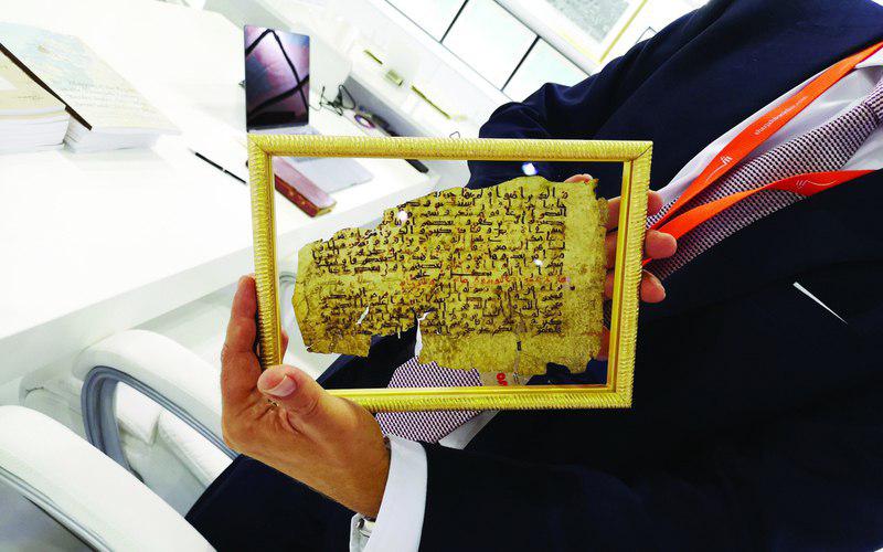 تصویر نمایش صفحه‌ای ۱۳۰۰ ساله از قرآن در نمایشگاه شارجه