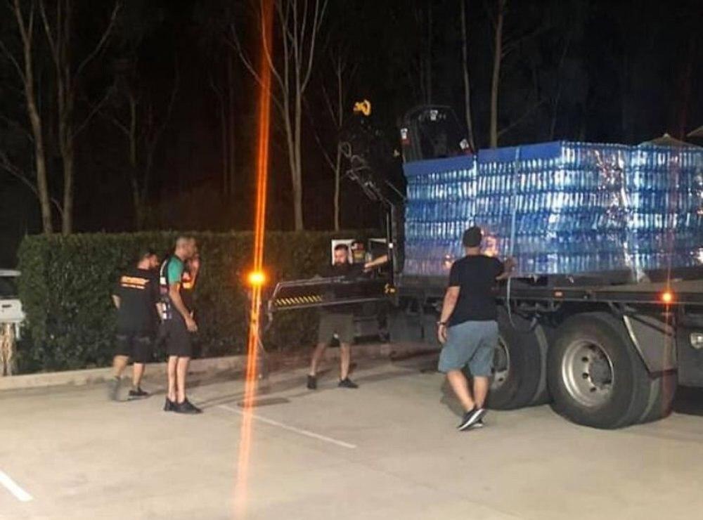 تصویر اهدای 36 هزار بطری آب معدنی توسط مسلمانان استرالیا