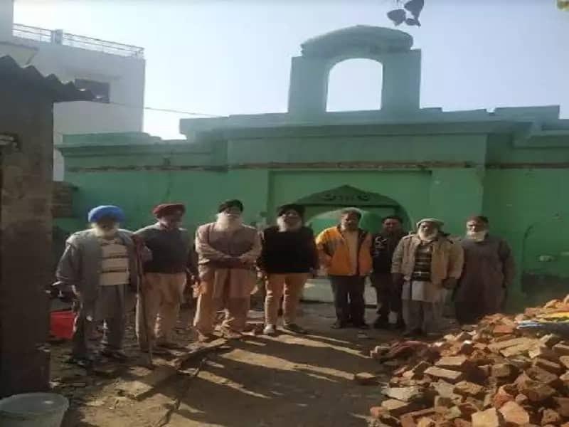 تصویر در اقدامی میان ادیانی:سیک‌ها محافظ مسجد مسلمانان در پنجاب شدند