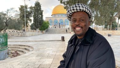 تصویر سفر جوان آفریقایی به بیت القدس با پای پیاده