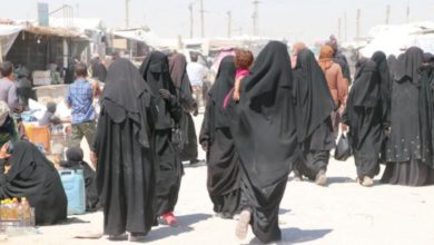 تصویر تبلیغ تفکر افراطی توسط زنان داعش در میان آورگان