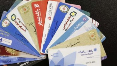 تصویر افتتاح حساب و صدور کارت عابر بانک برای مهاجرین افغانستانی در ایران