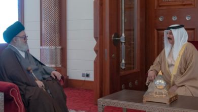 تصویر دیدار یکی از چهره های شیعه در بحرین با پادشاه این کشور