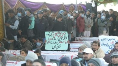 تصویر شیعیان پاکستان با خاکسپاری ۱۱ معدنچی به اعتراضات پایان دادند