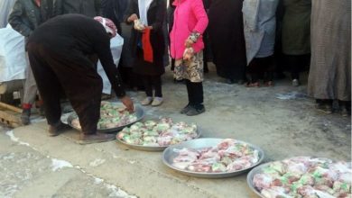 تصویر توزیع گوشت قربانی در میان نیازمندان کابل