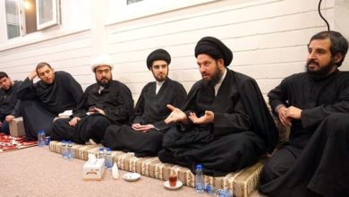 تصویر حضور آیت الله شیرازی در مراسم عزای فاطمی در مقر کاروان زیارتی الصالح کویت