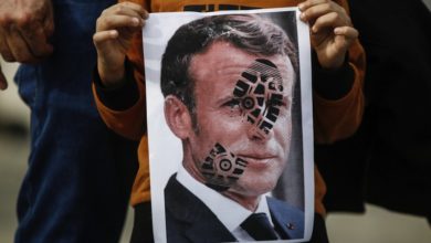 تصویر اقدام جالب یک هنرمند در واکنش به توهین رئیس جمهور فرانسه به پیامبر