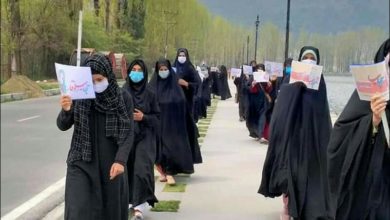 تصویر راهپیمایی زنان کشمیری در حمایت از حجاب و عفاف