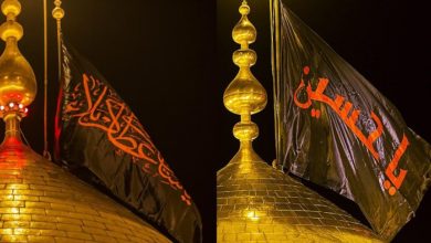 تصویر پرچم‌های سرخ آستان‌های مقدس حسینی و عباسی علیهم السلام رنگ عزا گرفتند