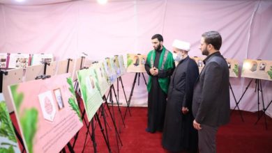تصویر برپایی نمایشگاه قرآنی در جاده زائران در عراق