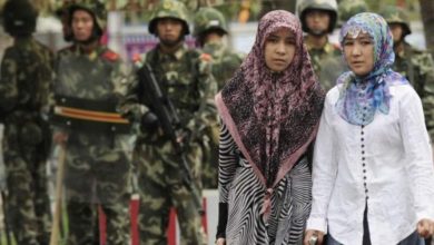 تصویر بازداشت زنان مسلمان بدلیل استفاده از واتساپ و جی‌میل در چین