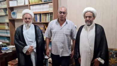 تصویر دیدار هیئت نمایندگی دفتر مرجعیت شیعه در شهر مقدس نجف با دو شخصیت دینی و فرهنگی عراق