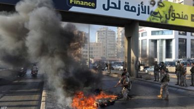 تصویر راه بندان معترضان لبنانی در اعتراض به وخامت اوضاع معیشتی