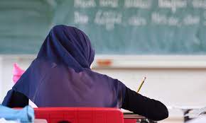 تصویر آموزگار مسلمان هندی بخاطر “حجاب” مجبور به استعفا شد