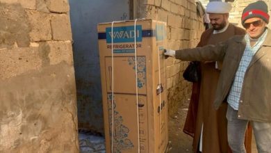 تصویر توزیع بسته های معیشتی در میان نیازمندان شهر بصره توسط مؤسسه اهل بیت علیهم السلام