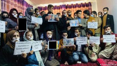تصویر اعتراض خبرنگاران افغانستانی با دهان بسته علیه تهدیدات امنیتی و محدودیت های طالبان
