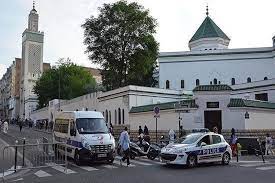 تصویر حمله افراد نقابدار به یک مسجد در شرق آلمان