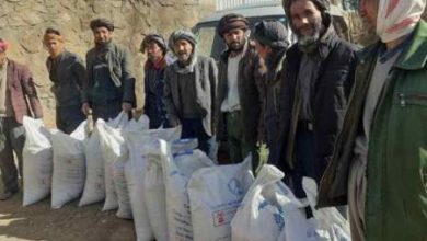 تصویر طالبان اغذیه توزیع شده را از مردم پس می‌گیرد!