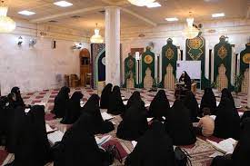 تصویر تدریس استاد ایرانی در دوره تخصصی قرآنی ویژه بانوان در شهر مقدس کربلا