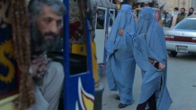 تصویر اخراج زنان شاغل افغانی در صورت رعایت نکردن حجاب طالبانی