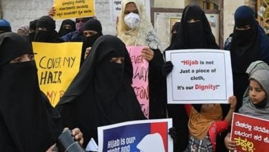 تصویر تظاهرات مردم هند در اعتراض به ممنوعیت حجاب در مدارس و دانشگاه‌ها