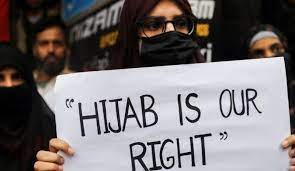 تصویر تظاهرات در ترکیه علیه ممنوعیت حجاب در دانشگاه‌های هند