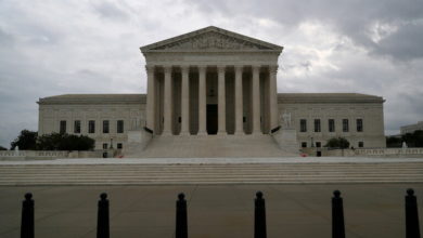 تصویر دادگاه عالی آمریکا در پرونده شکایت مسلمانان به نفع پلیس فدرال رای داد