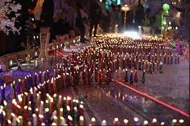 تصویر برپایی جشنواره شمع در سالروز نیمه شعبان در شهر مقدس کربلا