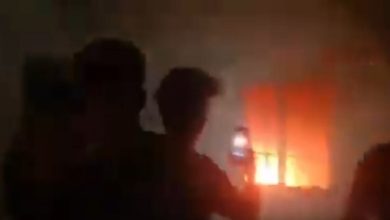 تصویر تعدادی از جوانان عراقی دفتر “محمود صرخی” را به آتش کشیدند