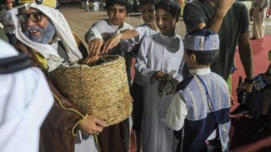 تصویر برگزاری جشن سنتی “گرگیعان” در شب میلاد امام حسن مجتبی علیه السلام توسط شیعیان عربستان