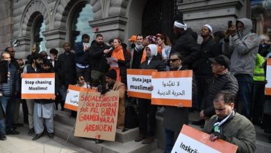 تصویر حضور و همراهی غیرمسلمانان با مسلمانان در تظاهرات، مقابل ساختمان پارلمان سوئد در اعتراض به آتش زدن قرآن
