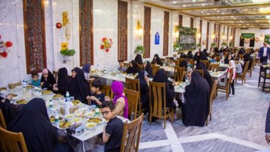 تصویر برپایی سفره افطار برای ایتام در مهمانسرای آستان قدس عباسی