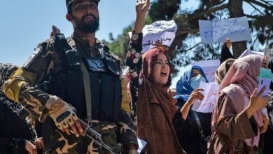 تصویر روسری‌های رنگی دلیل جلوگیری طالبان از ورود دانشجویان دختر به دانشگاه