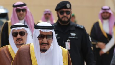 تصویر بازداشت چند مقام سابق عربستانی به جرم فسادمالی و اداری