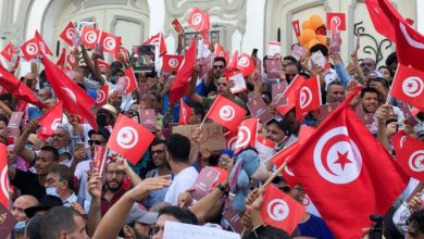 تصویر تظاهرات شهروندان تونسی‌ در مخالفت با قانون اساسی جدید و حذف اسلام از قانون اساسی