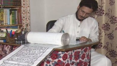 تصویر نوشتن قرآن کریم روی طومار ۵۰۰ متری توسط خوشنویس کشمیری