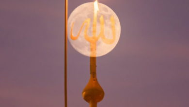 تصویر لحظه شگفت انگیز از افتادن تصویر قرص کامل ماه روی گنبد حرم قمر بنی هاشم علیه السلام
