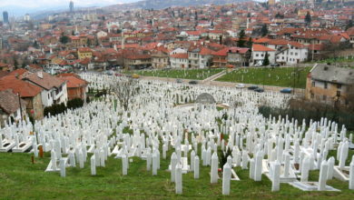 تصویر عذرخواهی هلند در بیست و هفتمین سالگرد نسل‌کشی مسلمانان در بوسنی