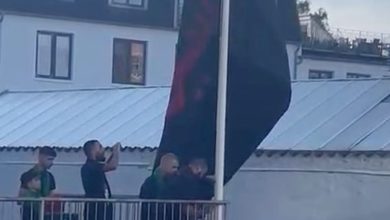 تصویر برگزاری مراسم اهتزاز پرچم عزا در مؤسسه حضرت امام صادق علیه السلام در دانمارک