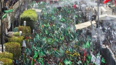 تصویر تدارک بیش از ۱۰۰ هزار پرچم برای عزاداری دسته طویریج در شهر مقدس کربلا