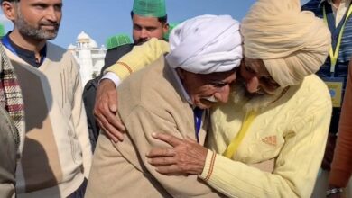 تصویر به هم رسیدن دو برادر بعد از ۷۴ سال از جدایی هند و پاکستان
