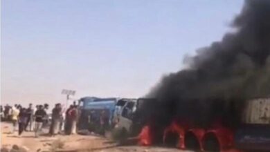 تصویر كشته و زخمى شدن تعدادی از زائران اربعين بر اثر برخورد يک دستگاه تريلر با يک اتوبوس در استان بابل عراق