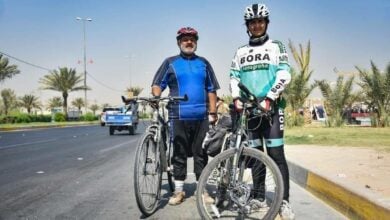 تصویر سفر یک پدر و پسر ایرانی به شهر مقدس کربلا با دوچرخه