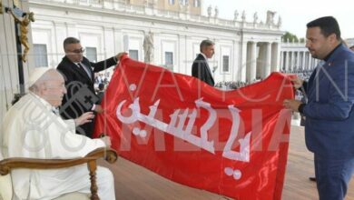 تصویر ارائه پرچم حرم امام حسین علیه السلام به پاپ فرانسیس