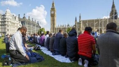 تصویر گرایش بیشتر جوانان در انگلستان به دعا و عبادت
