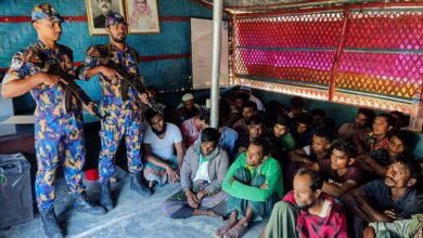 تصویر بازداشت بیش از ۱۱۰ مسلمان روهینگیا توسط دولت نظامی میانمار