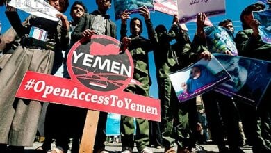 تصویر تجمع کودکان یمنی مقابل دفتر سازمان ملل در صنعاء