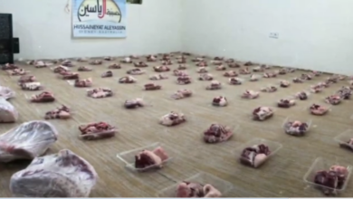 تصویر توزیع گوشت قربانی در ایام فاطميه توسط حسينيه آل ياسين