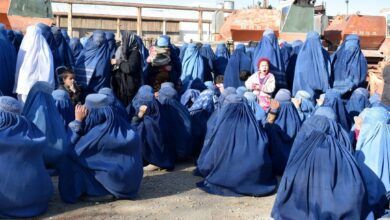 تصویر نشست مذاکره درباره تصمیم جدید ط۱لبان مبنی بر ممنوعیت فعالیات کارکنان زن در افغانستان
